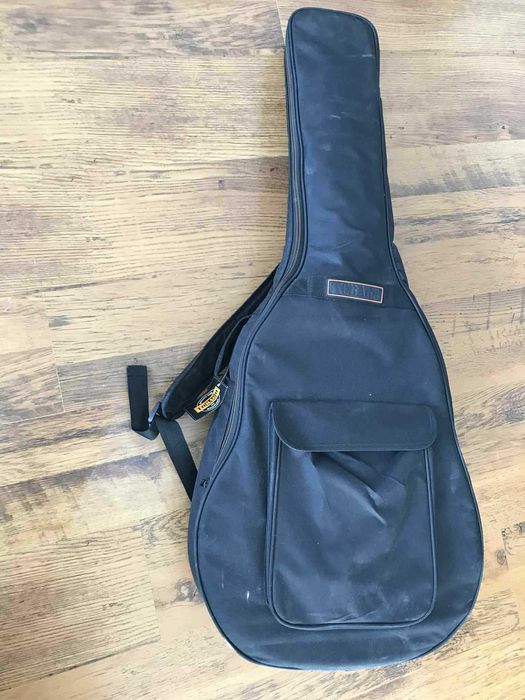 Акустична китара с калъф и резервен комплект