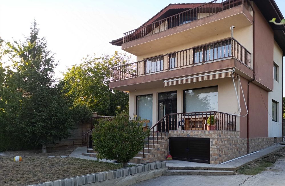 Продавам еднофамилна къща