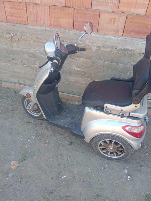 Vând tricicletă electrică