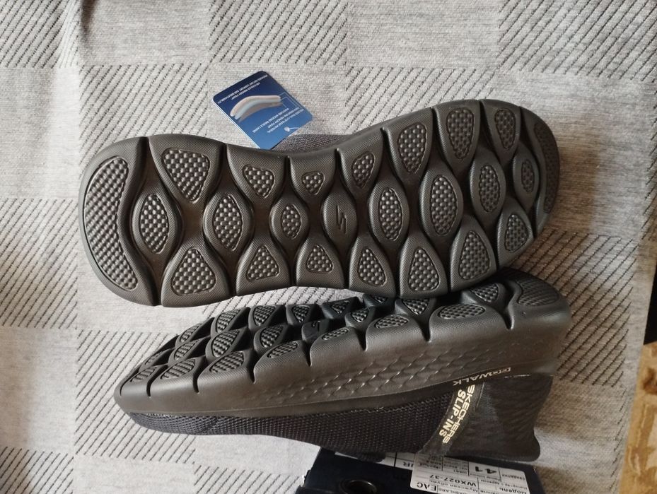 Продается кроссовки бренд SKECHERS оригинал