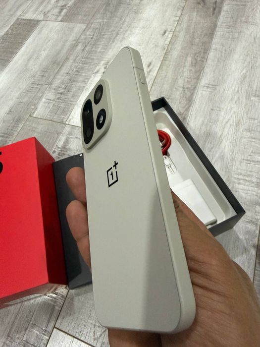 OnePlus 15.  256Gb