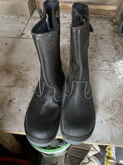 Продам рабочие сапоги с защитном наском