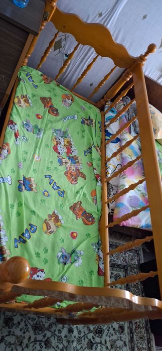 Бебешко дървено креватче с матрак.