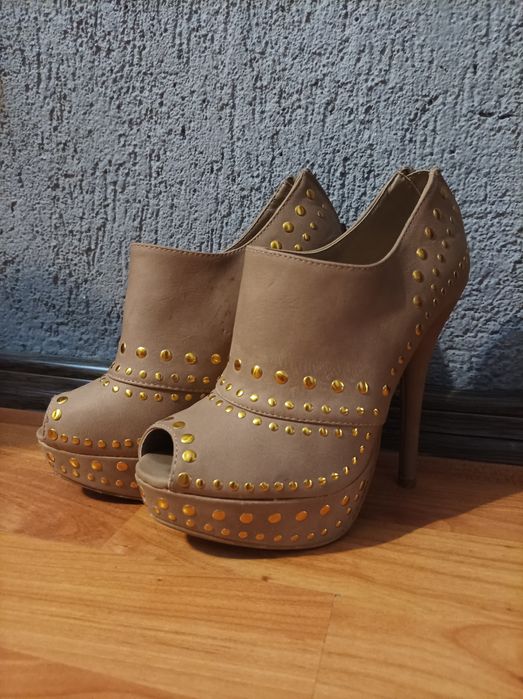 Pantofi cu tocuri, sandale