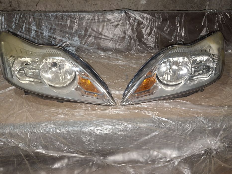 Faruri Ford Focus 2 Facelift  cu mici defecte