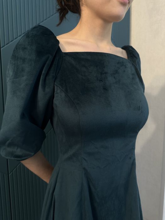 Вечернее платье в изумрудном цвете