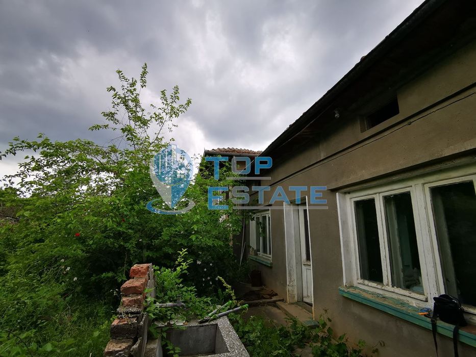 Стара тухлена къща в близост до центъра на село Стефан Стамболово, об