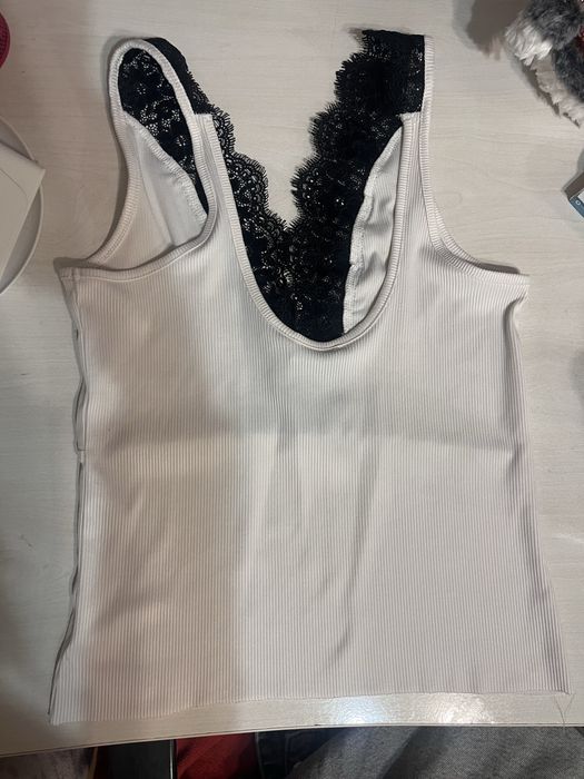 Бял потник с черна дантела