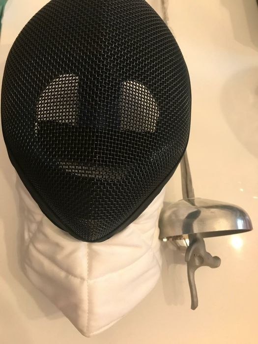 Scrima,casca de protectie si spada