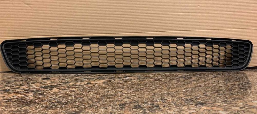 Решетка бампера Тойота Сиенна 2011-/Toyota Sienna 2011-