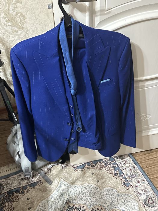 Продам костюм тройка