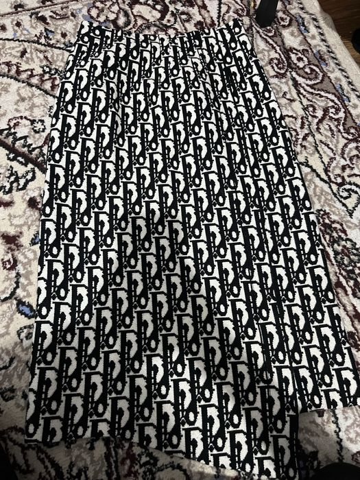 Dior стиліндегі сәнді миди-юбка