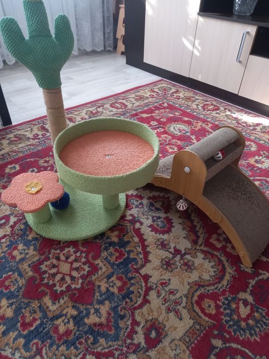 Домик и игрушка для кошек