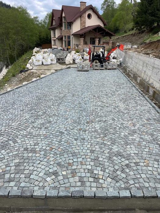 Montaj Piatră Poze Reale Pavaje Curți / Spații Verzi. Echipă Serioasă