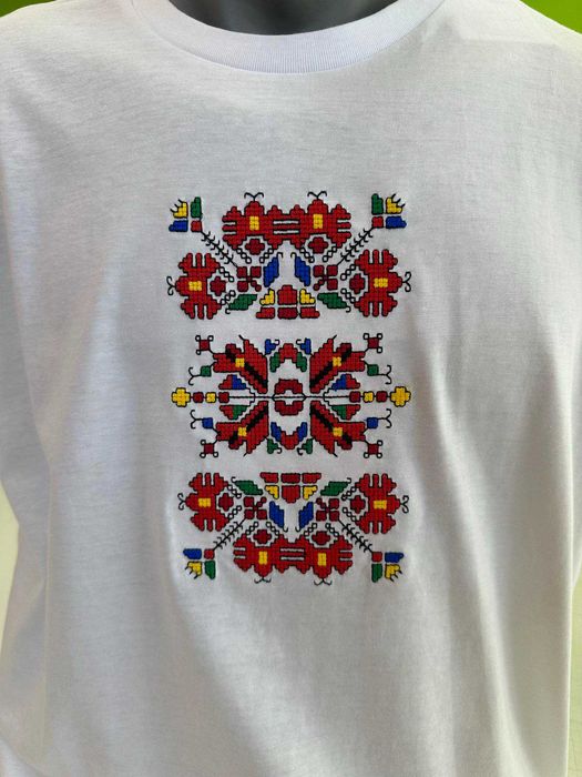 Тениска с БРОДЕРИЯ шевица