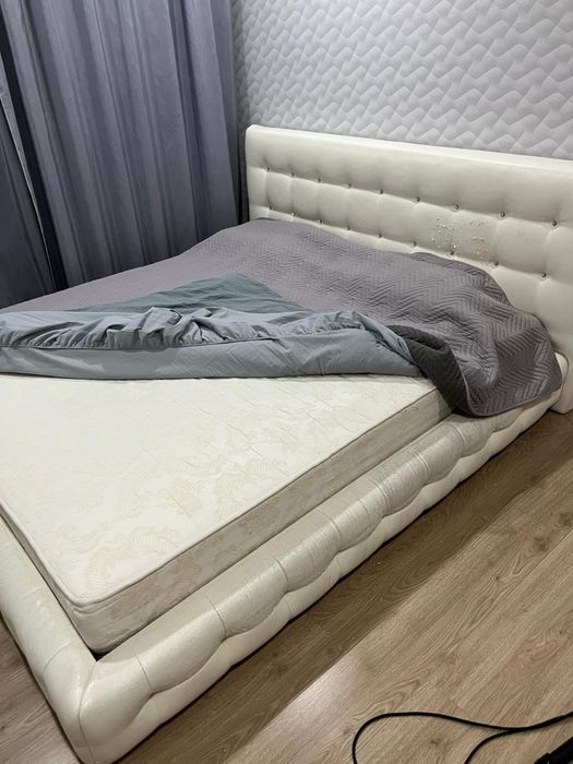 Продам двуспальную кровать