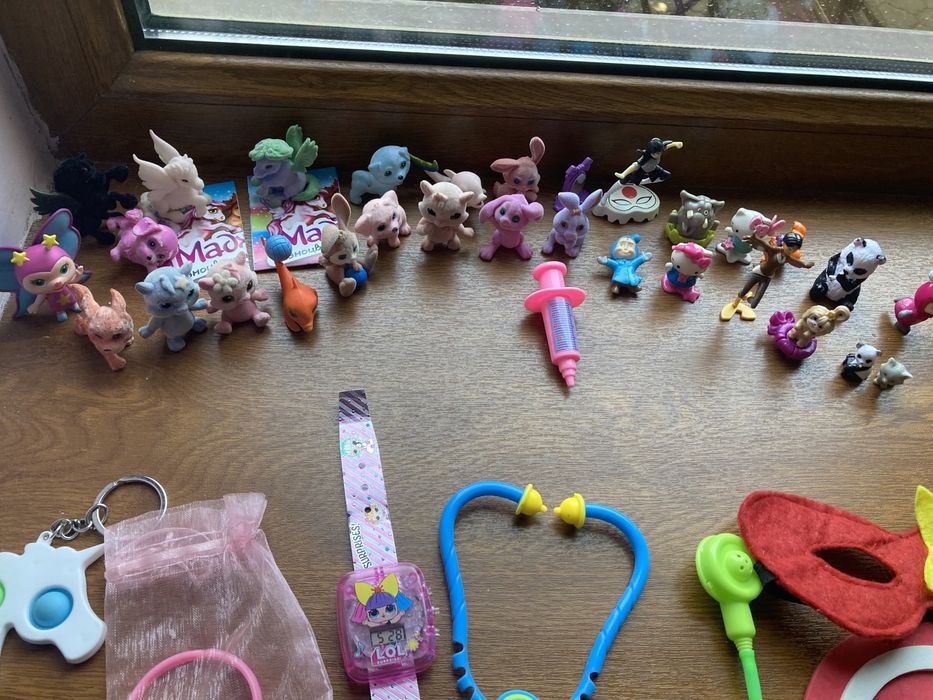 Игрушки много