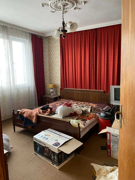 Монолитна къща с гараж с РЗП:240кв.м. с двор от 1462 кв.м.