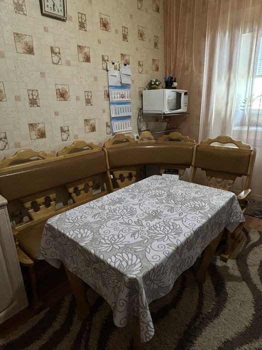 Кухонный уголок стол и табуретки