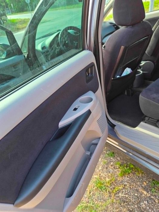 автомобил Mitsubishi Grandis