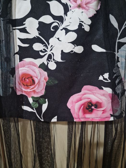 Къса черна рокля с презрамки и опашка от тюл.