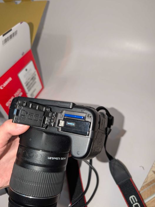 Фотоаппарат Canon EOS 250D