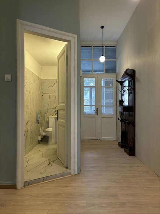 Тристаен, под наем, Център