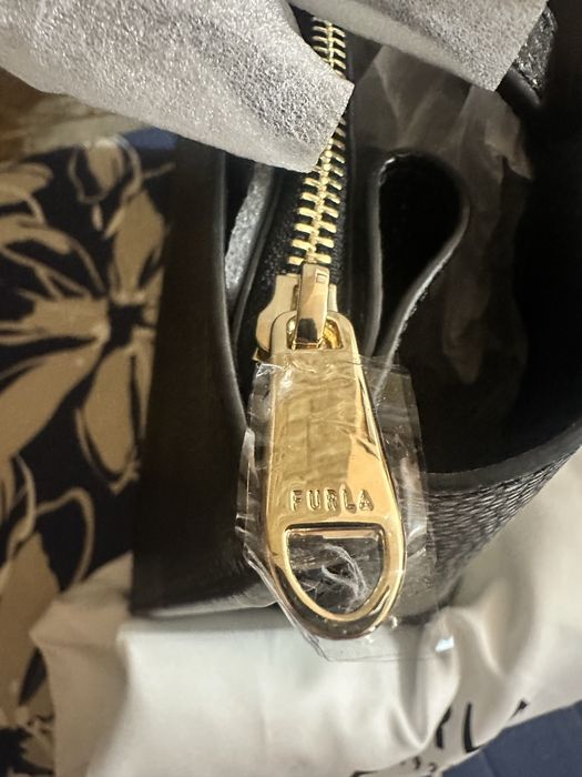 Чанти нови Furla Sofia/Фурла бежова и черна с дръжки за рамо, голям размер