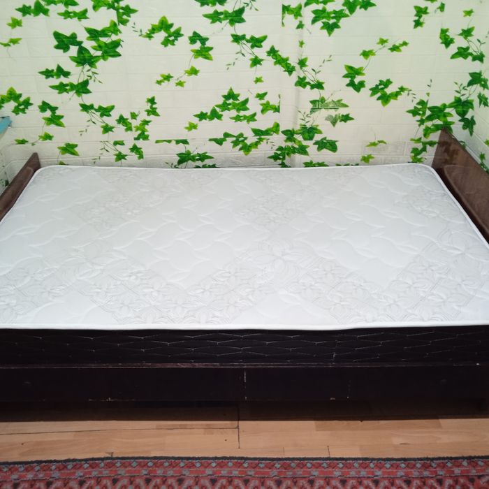 Кровать с матрасом