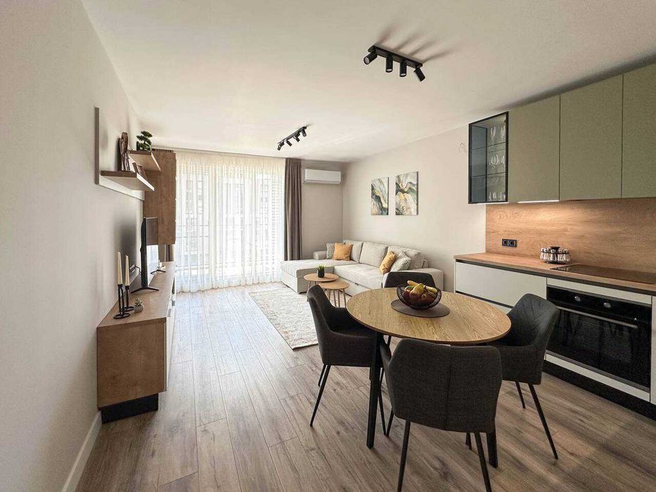 Дава се под наем Тристаен апартамент в Бургас, Изгрев - 98 кв.м за 987.36 € - Снимка #1
