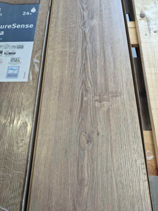 Ламиниран паркет EGGER светъл дъб АКВА EL2043 С ФАСКА - 10 квадрата