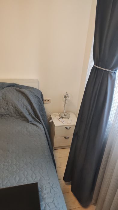 Vând dormitor cu dresing, pat cu saltea, husă,  2 noptiere și 2 veioze