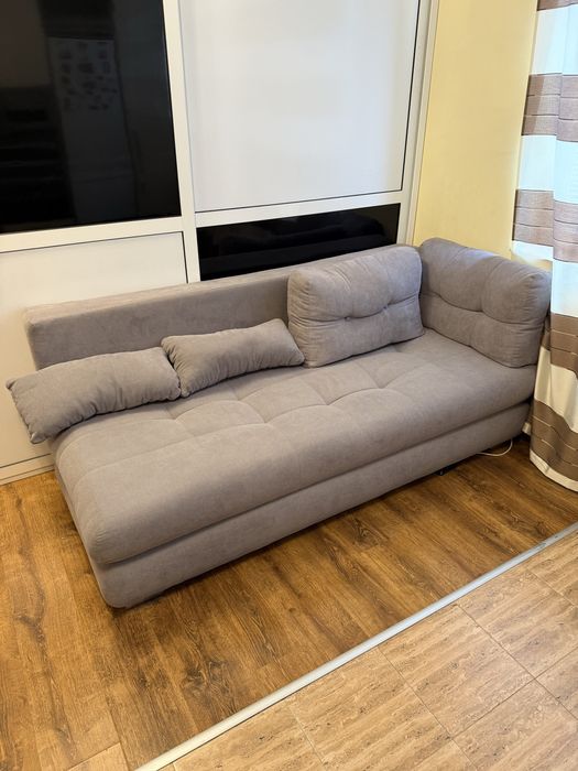 Разтегателен диван + възглавници