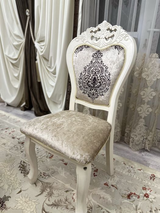 Стол и стулья в белом цвете.