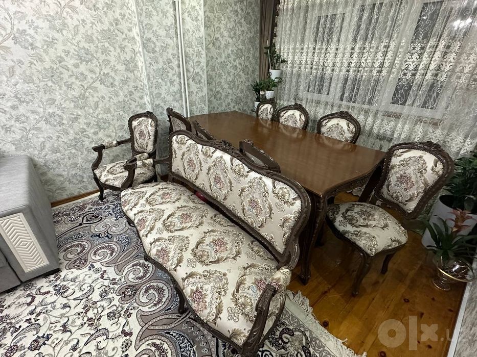 Продаётся стол и стулья