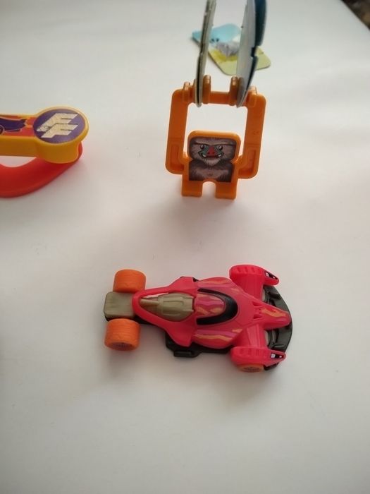 Продавам 6 бр. играчки от яйца на Kinder / Киндер от серия Kinder Surprise