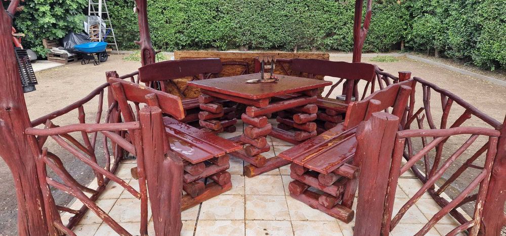 Foisor rustic din lemn masiv.