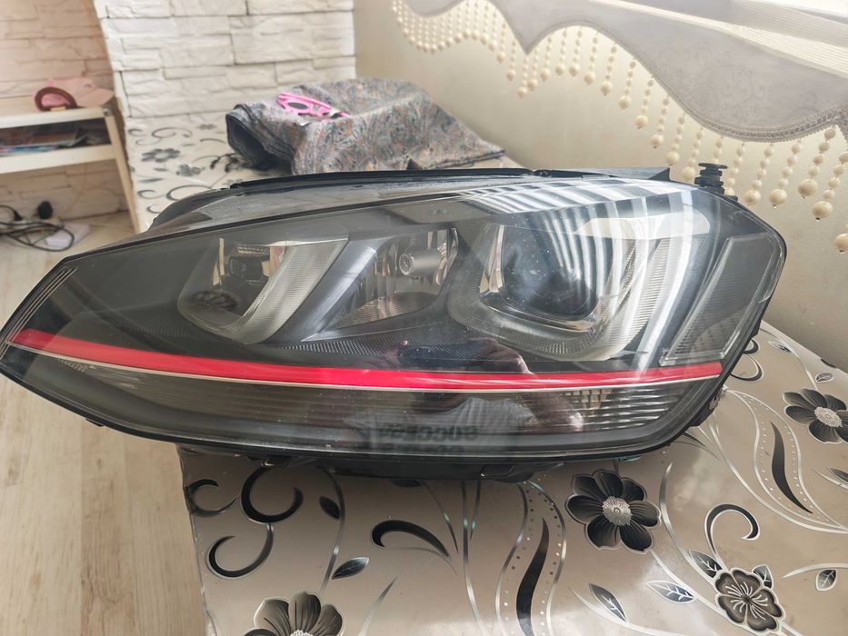 Продавам фар за VW golf 7 gti