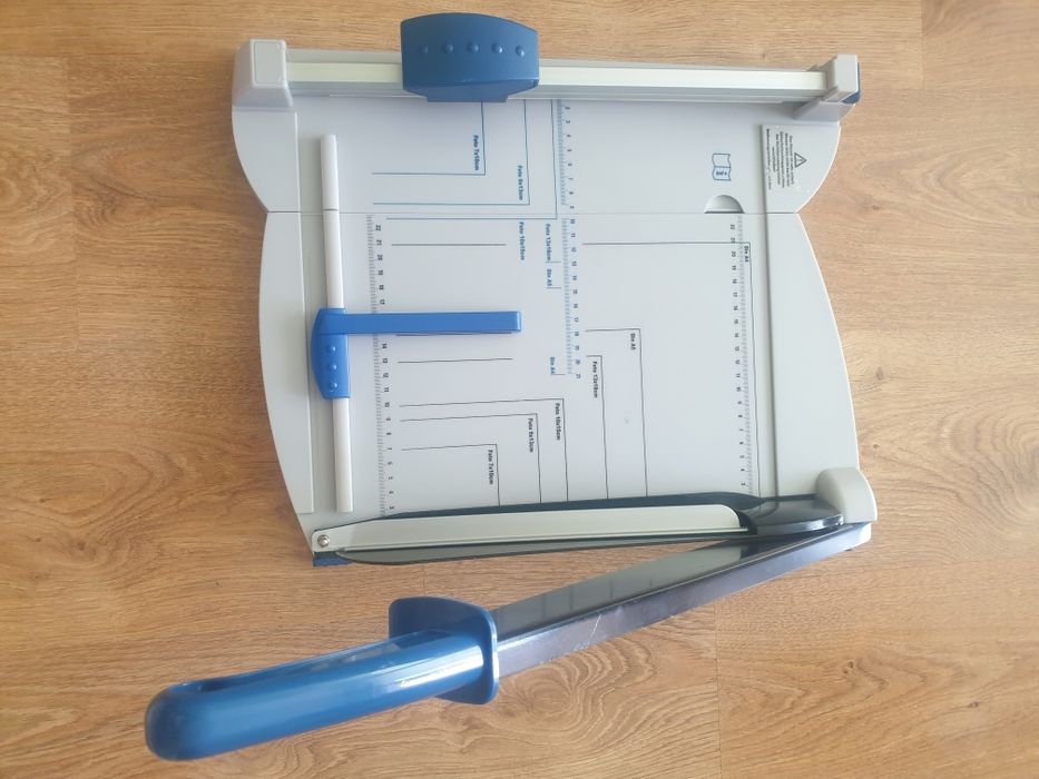 Гилотина за рязане на хартия