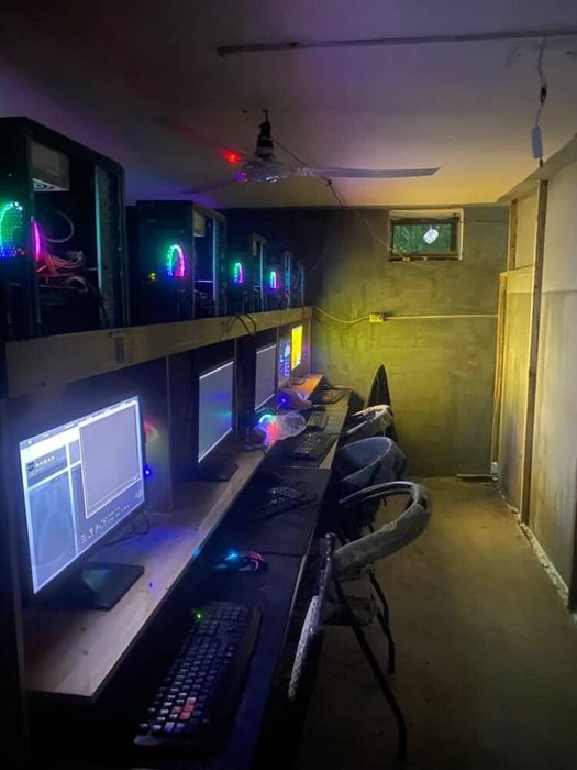 Kampyuterlar 10ta 1ta server notbuk