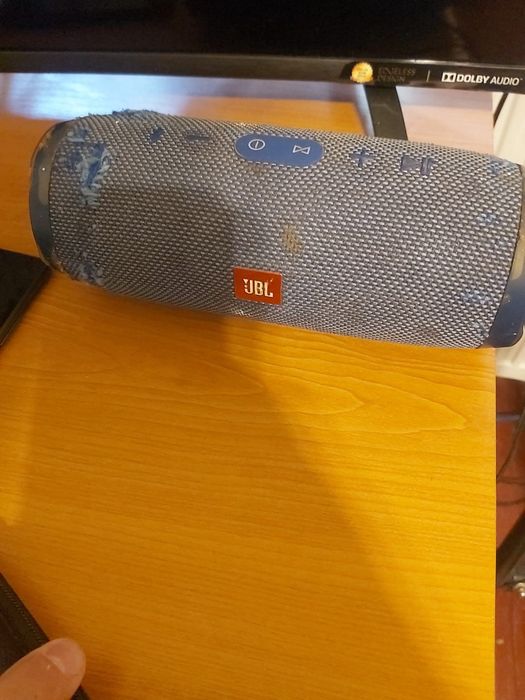 boxa fir sau Bluetooth