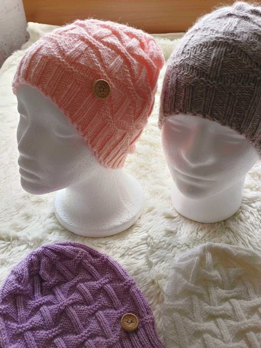 Ръчно изплетени дамски шапки 20 лева / 10,23 euro