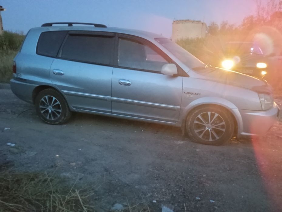 Автомобиль Kia Carens