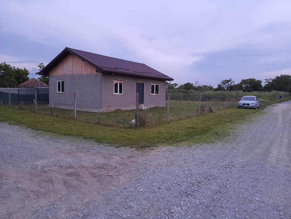 Casa de vanzare la rosu