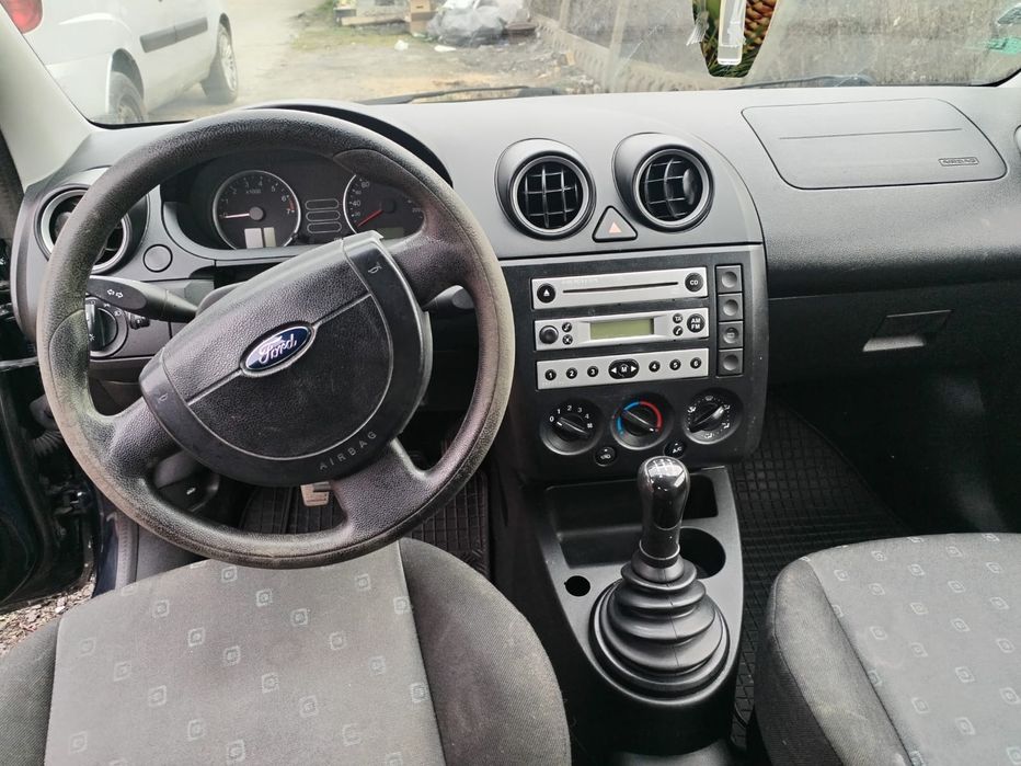Vând  Ford  Fiesta 1.4 benzină
