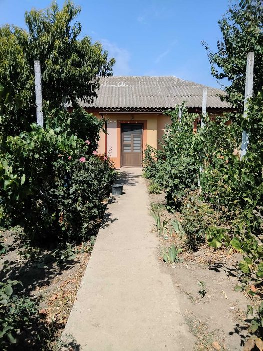 Casa de vanzare ,mobilata, utilata,cu vad stradal excelent!