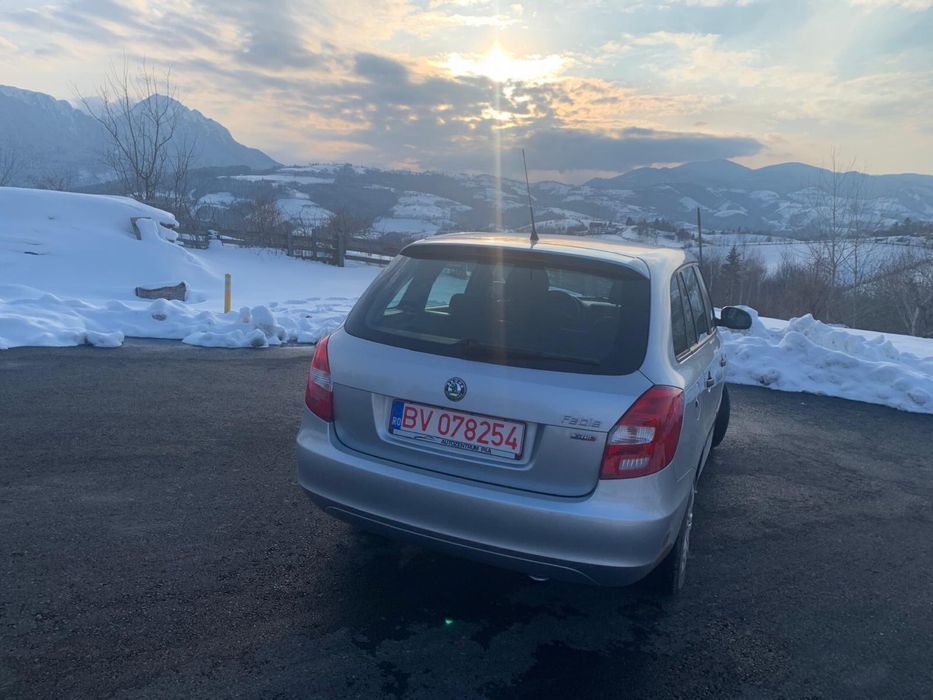 Vând Skoda Fabia, an fabricație 2011, echipată cu motor 1.6 TDI diesel, 90 CP, cutie de viteze manuală și normă de poluare Euro 5.