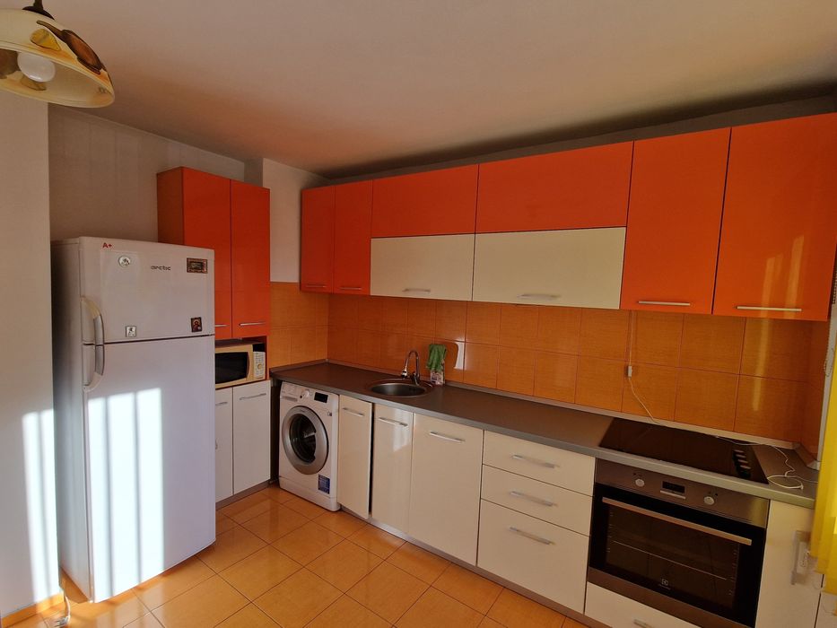 Apartament cu 3 camere de închiriat-Zona 1 Mai