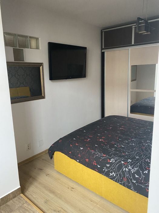 Se închiriază apartament 3 camere, zona PECO, loc de parcare inclus