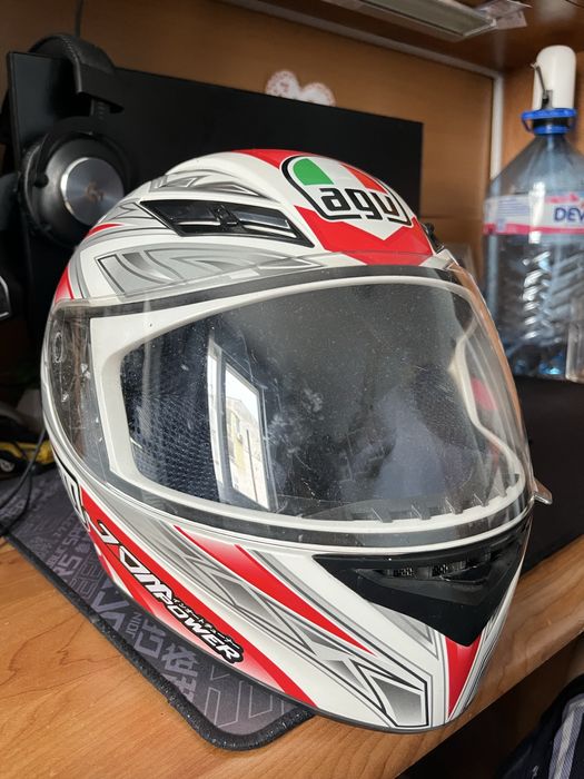 Червено бяла каска на AGU